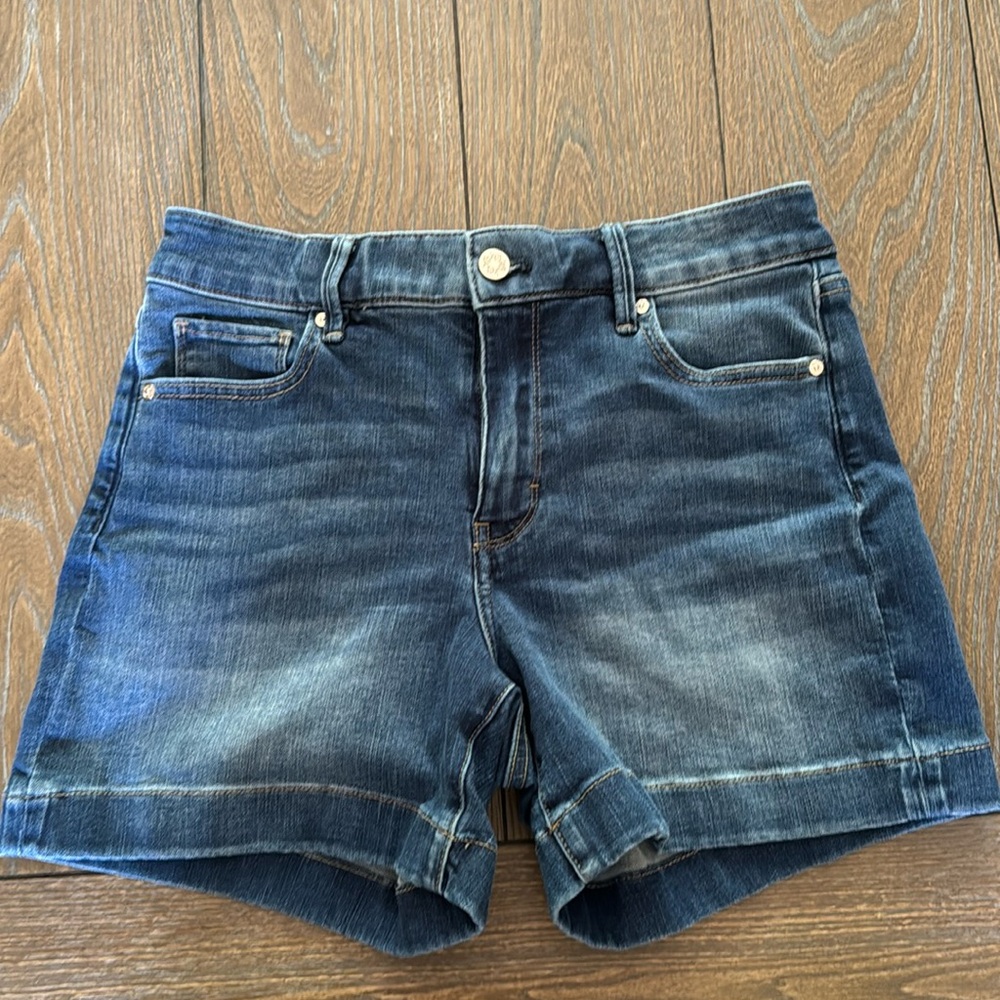 White House black market 5” high Ride everyday shorts.